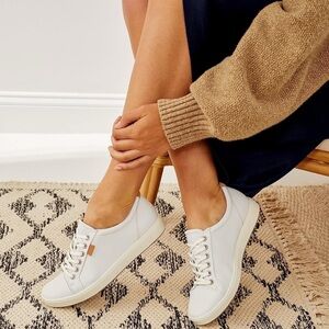 Ecco Women’s Soft 7 Sneaker (white, size 7.5)